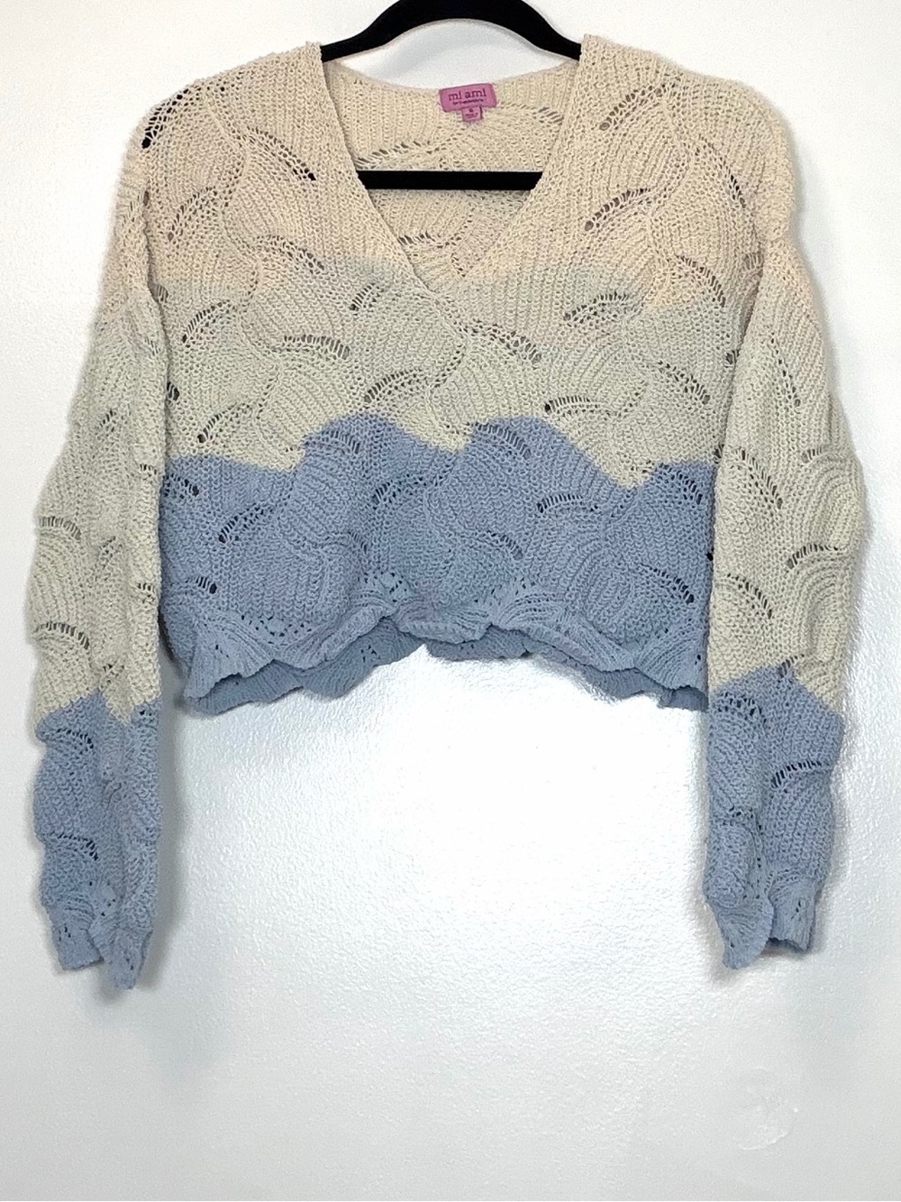 mi ami Cream and Light Blue Cropped V‑Neck Knit Sweater